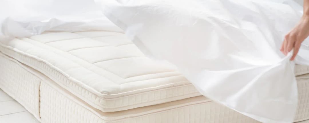 ‘s Avonds in een fris bed stappen? Zweetvlekken verwijderen doe je zo